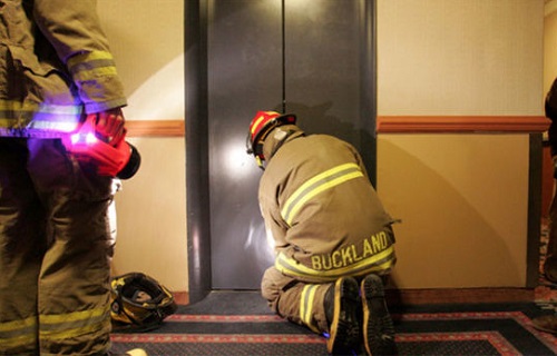 اهمیت کمک افراد بیرون در زمان گیر افتادن در آسانسور
